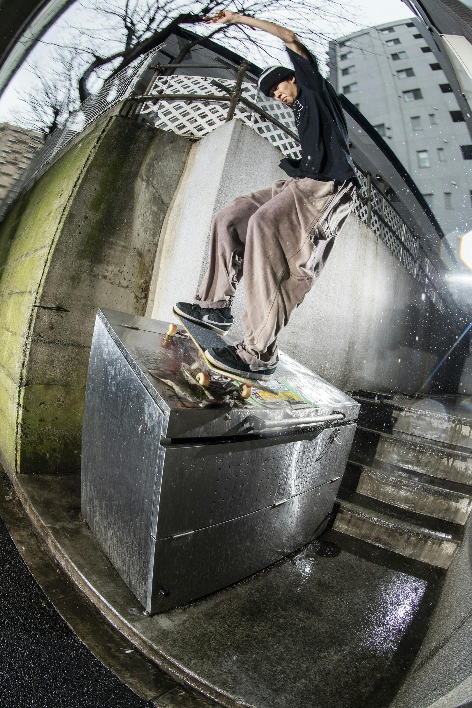 GAP TO FRONTSIDE  POWERSLIDE/  Who wants to try this spot in the rain? Skill in Tokyo, 2023. Photo by Nobuo Iseki.